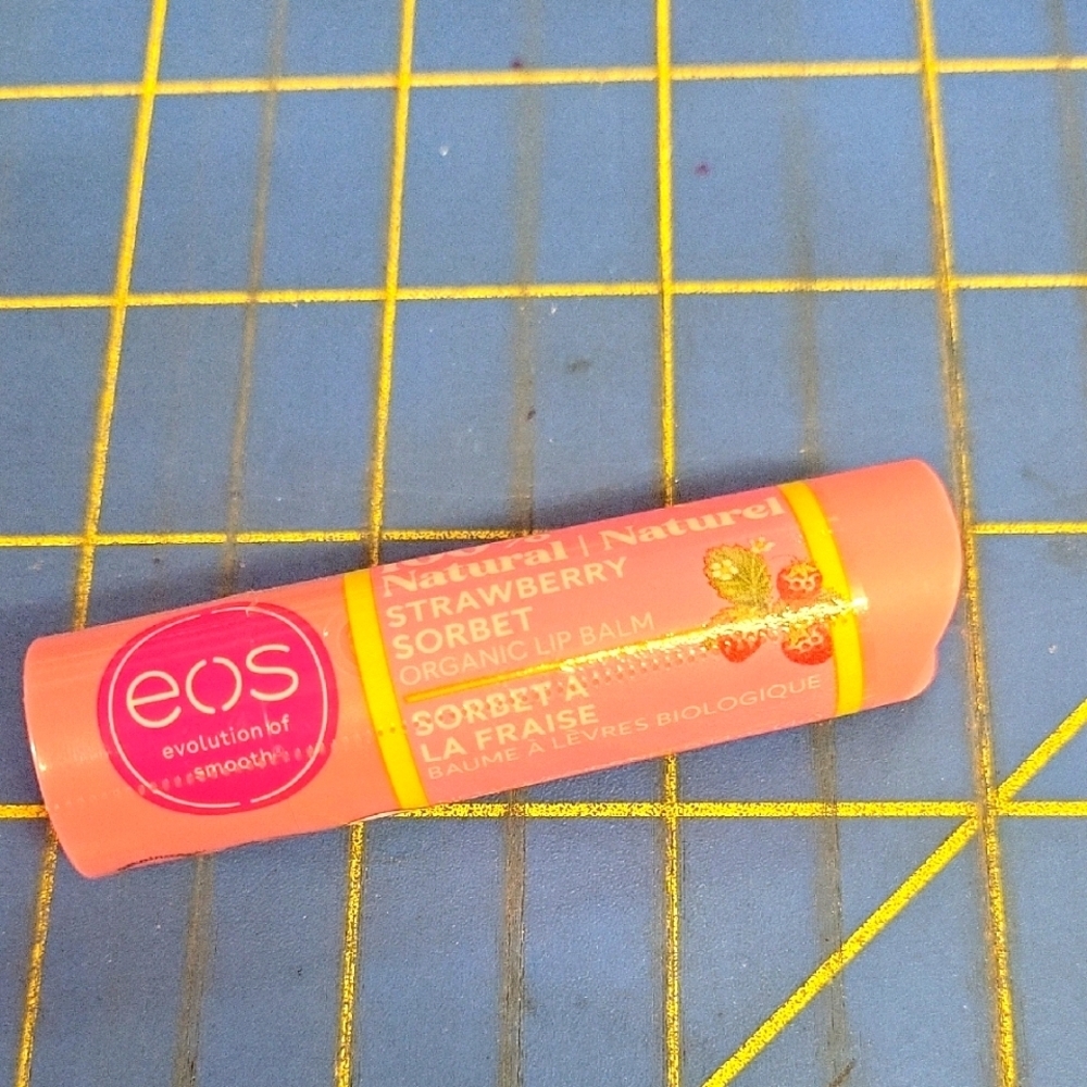 EOS 100% Natural Organic Strawberry Sorbet Lip Balm 4g New Sealed Tube